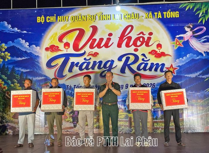 Đại tá Đặng Vĩnh Thụy - Chỉ huy trưởng Bộ CHQS tỉnh tặng quà cho các bản.