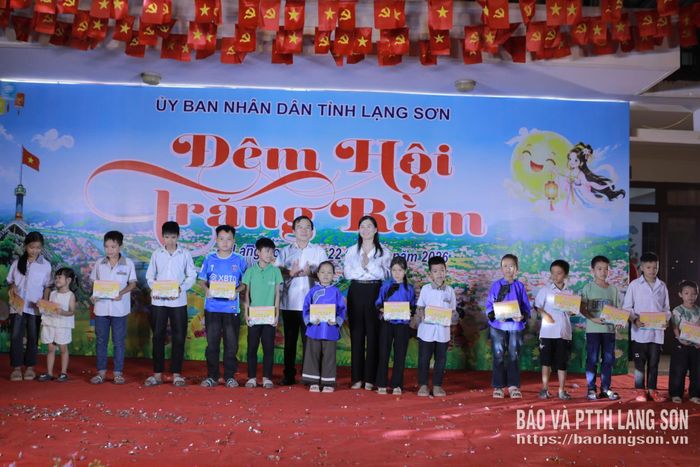 Lãnh đạo UBND tỉnh và lãnh đạo Sở Y tế tặng quà cho học sinh có hoàn cảnh khó khăn
