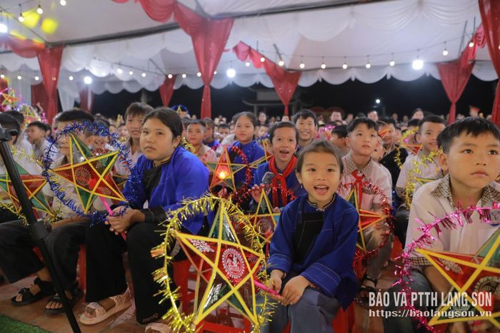 Các em học sinh tham gia chương trình