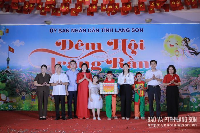 Đồng chí Phó Chủ tịch UBND tỉnh và lãnh đạo các sở, ban, ngành, đoàn thể tỉnh tặng quà cho Trường Tiểu học Chiến Thắng