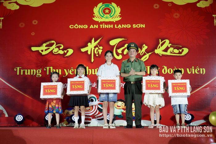 Lãnh đạo Công an tỉnh tặng quà cho đại diện con cán bộ, chiến sĩ của Công an tỉnh