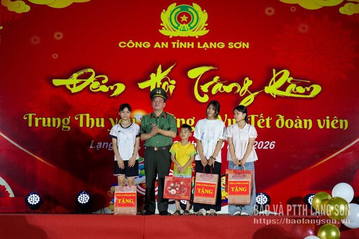 Lãnh đạo Công an tỉnh tặng quà cho con đỡ đầu trong Chương trình “Mẹ đỡ đầu” và “Ngày mai tươi sáng” của Công an tỉnh