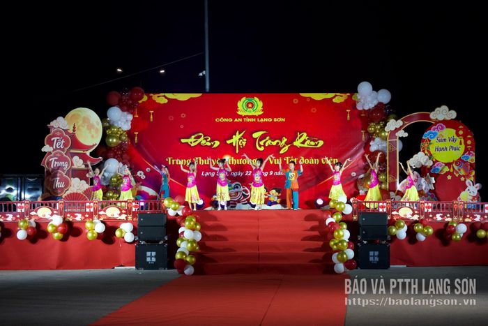 Các em thiếu nhi trình diễn một tiết mục văn nghệ tại chương trình