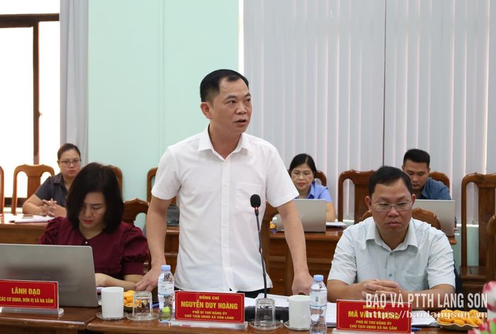 Lãnh đạo UBND xã Văn Lãng làm rõ một số nội dung tổ công tác quan tâm trong chương trình làm việc