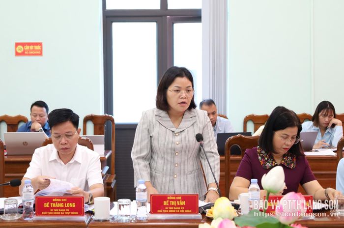 Lãnh đạo Đảng ủy xã Hội Hoan báo cáo về những khó khăn, vướng mắc của cơ sở