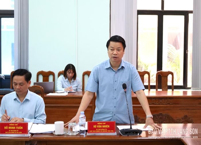 Lãnh đạo Đảng ủy xã Hoàng Văn Thụ báo cáo các nội dung tại chương trình làm việc
