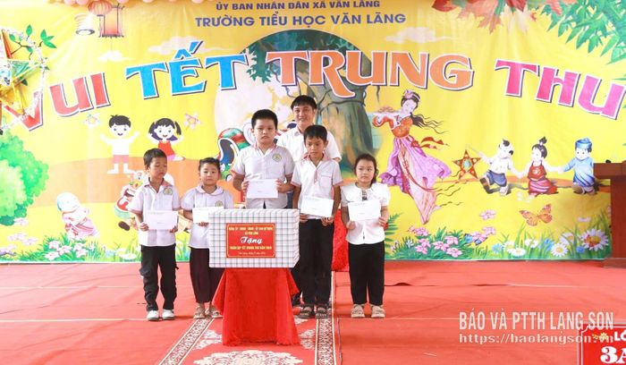 Lãnh đạo Đảng ủy xã Văn Lãng tặng quà học sinh nhà trường