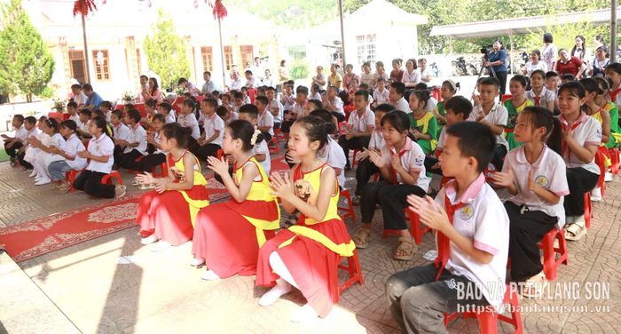Các em học sinh dự chương trình