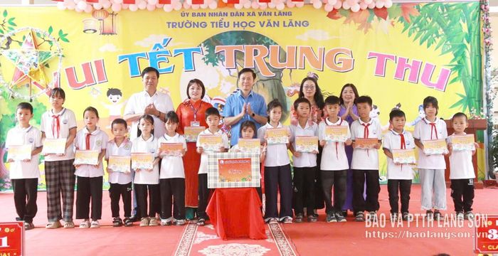 Đoàn công tác tặng quà nhà trường và các em học sinh có hoàn cảnh khó khăn
