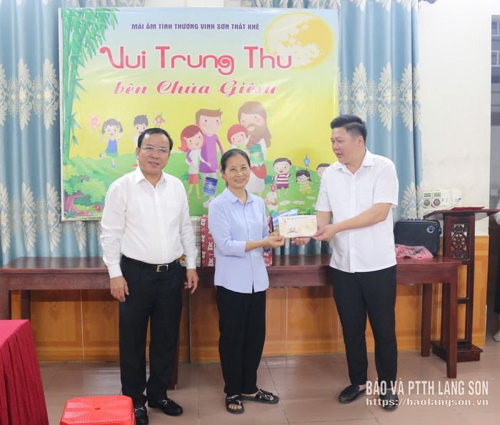 Lãnh đạo xã Thất Khê tặng quà cho cơ sở mái ấm tình thương Vinh Sơn