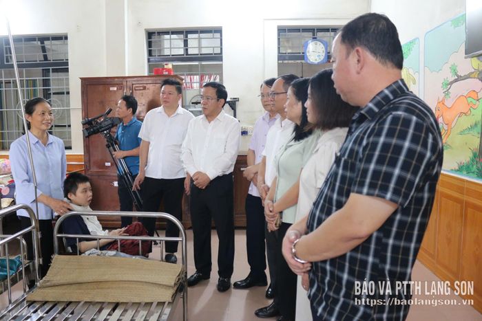 Đoàn công tác của tỉnh cùng lãnh đạo xã Thất Khê thăm hỏi, động viên các cháu tại cơ sở
