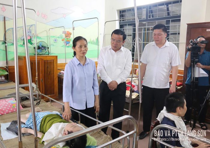 Đoàn công tác của tỉnh cùng lãnh đạo xã Thất Khê thăm hỏi, động viên các cháu tại cơ sở