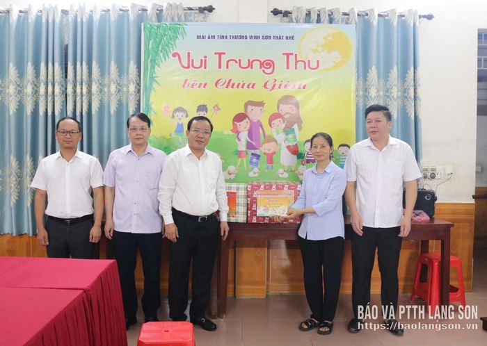 Đồng chí Phan Hồng Tiến, Ủy viên Ban Thường vụ Tỉnh ủy, Giám đốc Sở Tài Chính cùng các thành viên trong đoàn tặng quà cho cơ sở mái ấm tình thương Vinh Sơn