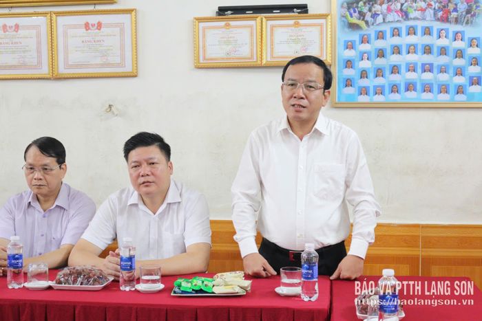 Đồng chí Phan Hồng Tiến, Ủy viên Ban Thường vụ Tỉnh ủy, Giám đốc Sở Tài chính phát biểu tại buổi thăm, tặng quà
