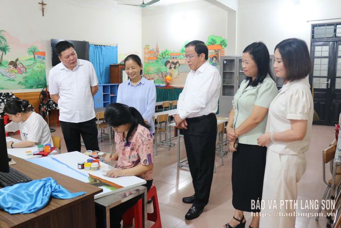 Đoàn công tác của tỉnh cùng lãnh đạo xã Thất Khê thăm hỏi tình hình học tập của các cháu tại cơ sở