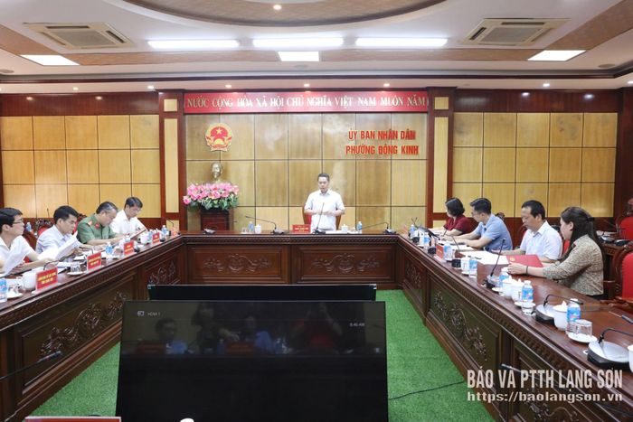 Đồng chí Đoàn Thanh Sơn, Phó Chủ tịch UBND tỉnh, Trưởng Ban Chỉ đạo Dự án Khu liên hợp thể thao tỉnh làm việc với các đơn vị liên quan sau khi kiểm tra thực tế tiến độ thực hiện dự án