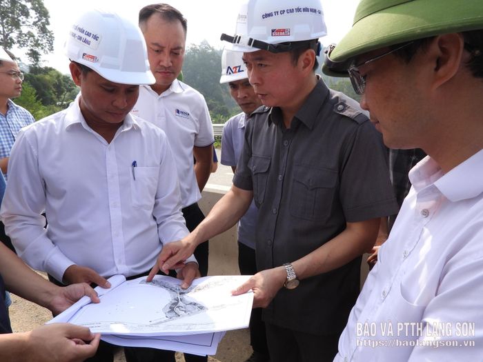 Đại diện doanh nghiệp dự án báo cáo đồng chí Phó Chủ tịch Thường trực UBND tỉnh về tình hình thi công tại dự án