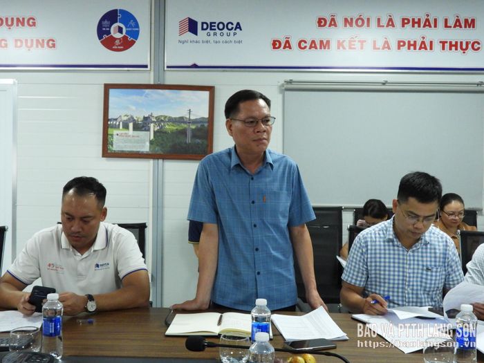 Lãnh đạo UBND phường Đông Kinh báo cáo giải pháp hoàn thành công tác giải phóng mặt bằng tại buổi kiểm tra dự án