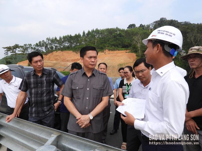 Đại diện doanh nghiệp dự án báo cáo khó khăn liên quan đến công tác thi công đường gom tại khu vực xã Nhân Lý