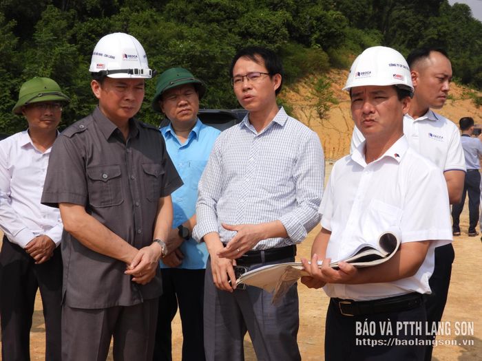 Lãnh đạo UBND xã Đồng Đăng báo cáo khó khăn công tác giải phóng mặt bằng tại khu vực Km 4 cao tốc cửa khẩu Hữu Nghị - Chi Lăng