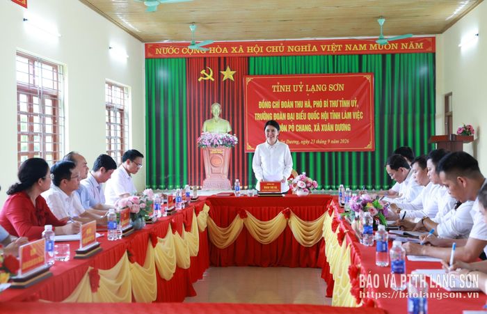 Đồng chí Đoàn Thu Hà, Phó Bí thư Tỉnh uỷ, Trưởng Đoàn đại biểu Quốc hội tỉnh phát biểu chỉ đạo tại thôn Pò Chang