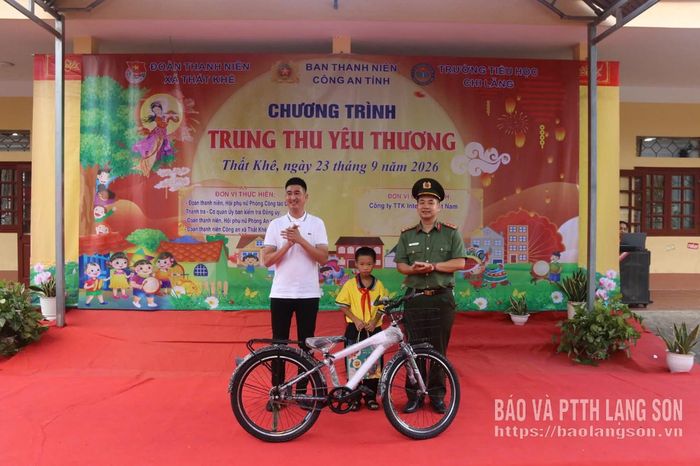 Ban tổ chức và nhà tài trợ trao tặng xe đạp cho học sinh có hoàn cảnh đặc biệt khó khăn