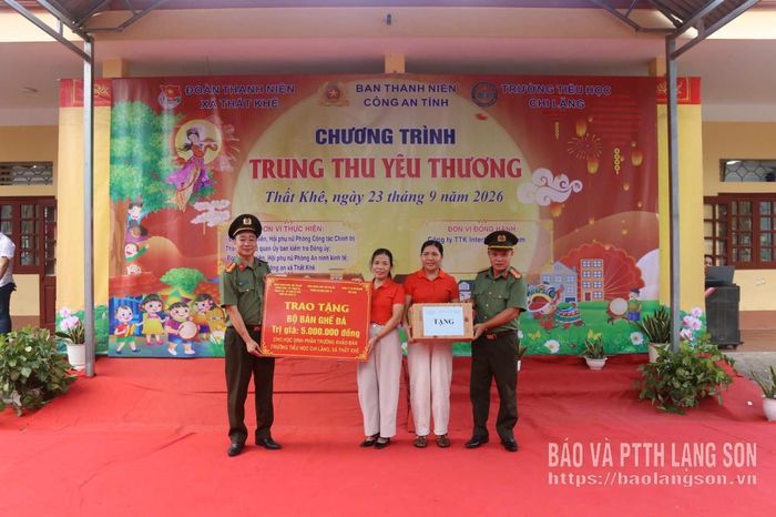 Ban tổ chức trao biểu trưng tặng quà cho đại diện phân trường Khảo Bàn