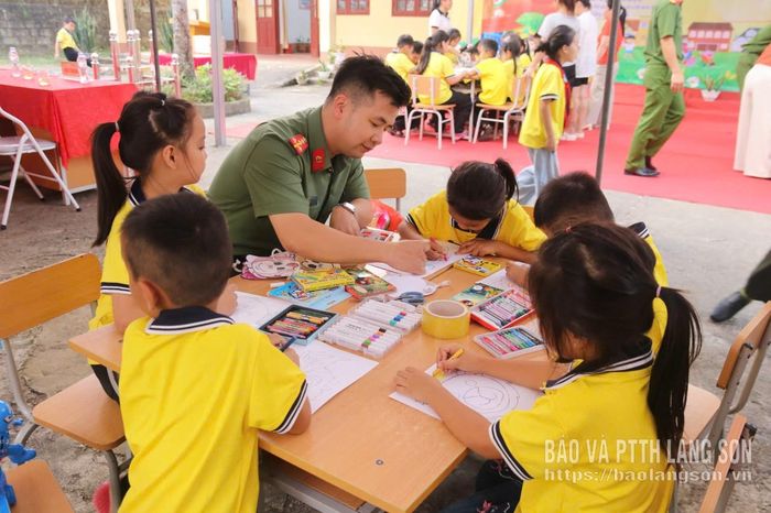 Cán bộ Ban thanh niên Công an tỉnh tham gia vẽ tranh cùng các em học sinh tại chương trình