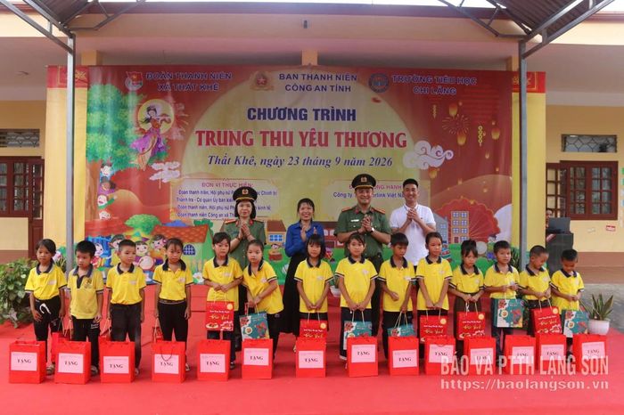 Ban tổ chức và nhà tài trợ trao quà cho các em học sinh có hoàn cảnh có khăn
