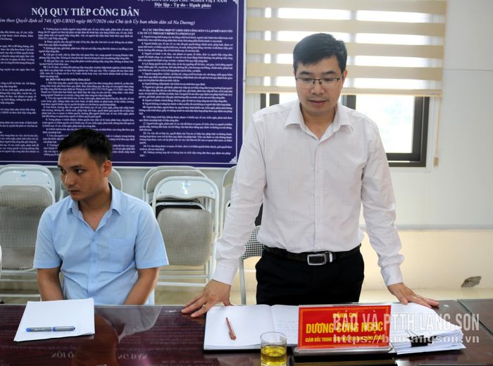 Lãnh đạo Trung tâm PVHCC xã Na Dương làm rõ một số nội dung đoàn công tác quan tâm