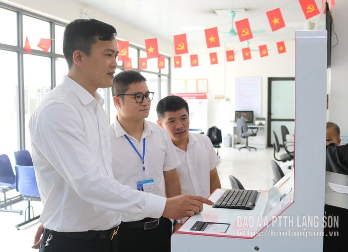 Lãnh đạo Trung tâm PVHCC tỉnh kiểm tra thực tế tại Bộ phận tiếp nhận và trả kết quả của Trung tâm PVHCC xã Lộc Bình