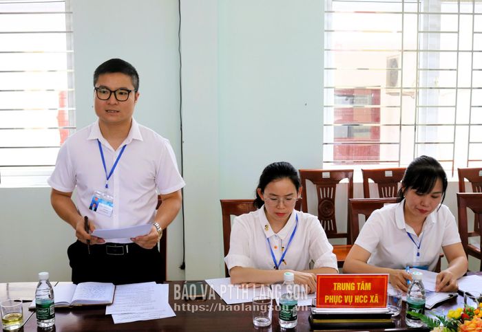 Lãnh đạo Trung tâm PVHCC xã Lộc Bình báo cáo tình hình hoạt động của trung tâm