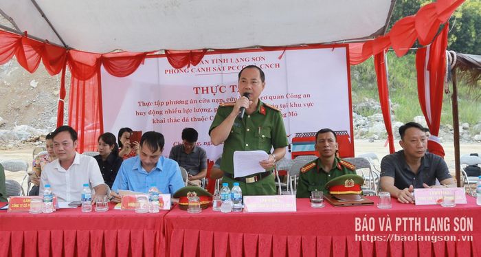 Lãnh đạo Phòng Cảnh sát PCCC và CNCH, Công an tỉnh phát biểu tại buổi thực tập