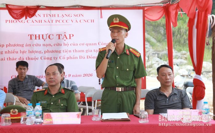 Chỉ huy Đội chữa cháy và CNCH khu vực II phát biểu rút kinh nghiệm sau thực tập phương án