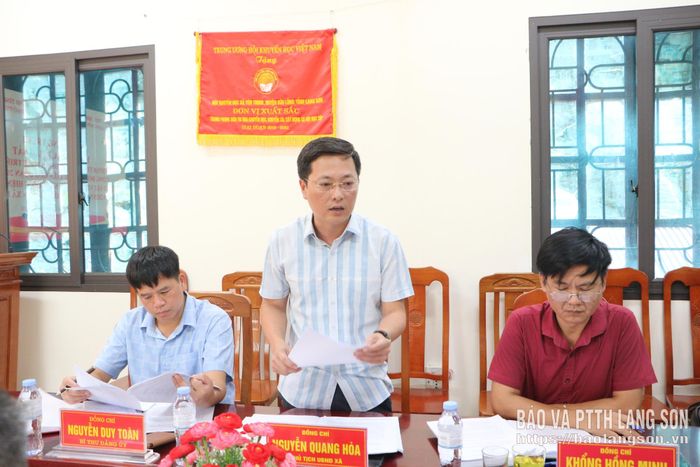 Lãnh đạo UBND xã Hữu Liên báo cáo việc triển khai thực hiện nhiệm vụ với Đoàn kiểm tra