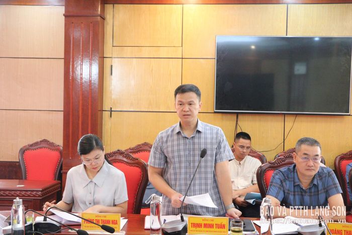 Lãnh đạo UBND xã Bắc Sơn báo cáo việc triển khai thực hiện đề án với Đoàn kiểm tra