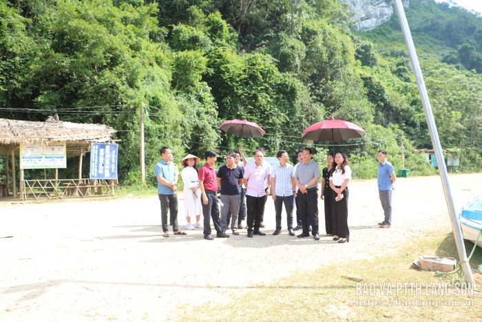 Đoàn kiểm tra khảo sát thực tế một số hạng mục xây dựng tại Khu du lịch Đồng Lâm, xã Hữu Liên