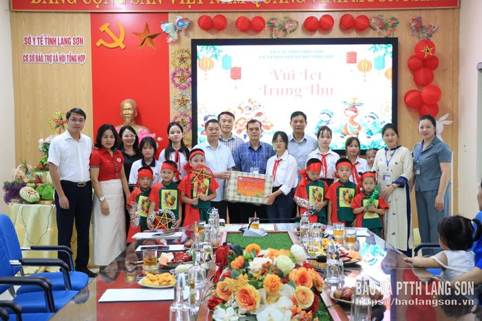 Đồng chí Đoàn Thanh Sơn, Phó Chủ tịch UBND tỉnh tặng quà các em tại Cơ sở Bảo trợ xã hội tổng hợp tỉnh 