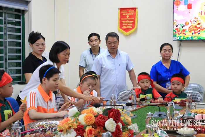 Đồng chí Đoàn Thanh Sơn, Phó Chủ tịch UBND tỉnh thăm hỏi các em tại Cơ sở Bảo trợ xã hội tổng hợp tỉnh 