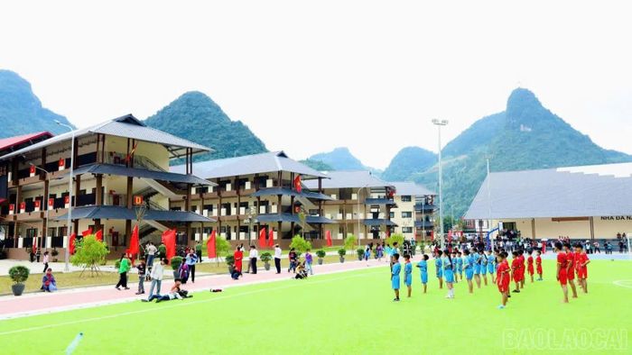 Học sinh vùng cao Lào Cai học tập trong những ngôi trường nội trú khang trang.