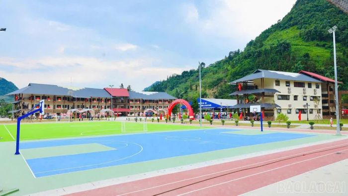 Trường Phổ thông nội trú Tiểu học và Trung học cơ sở Mường Khương được đầu tư xây dựng với tổng kinh phí 257 tỷ đồng, quy mô 28 lớp học, cùng hệ thống cơ sở vật chất phục vụ dạy học, ăn ở và sinh hoạt nội trú, phục vụ việc giảng dạy cho 920 học sinh là con em đồng bào dân tộc thiểu số Mông, Dao, Tày, Giáy...
