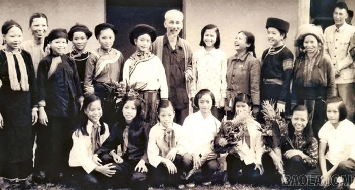 Bác Hồ chụp ảnh cùng đồng bào các dân tộc tỉnh Lào Cai trong chuyến thăm Lào Cai ngày 24/9/1958.