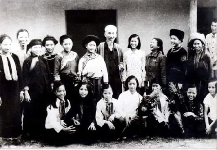 Bác Hồ chụp ảnh lưu niệm với đồng bào các dân tộc tỉnh Lào Cai trong dịp Người lên thăm tỉnh ngày 24/9/1958. (Ảnh tư liệu)
