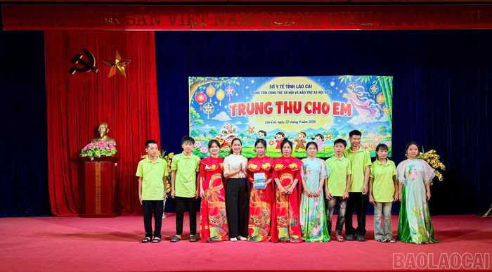 Đại diện các đơn vị trao quà tặng trẻ em tại trung tâm.