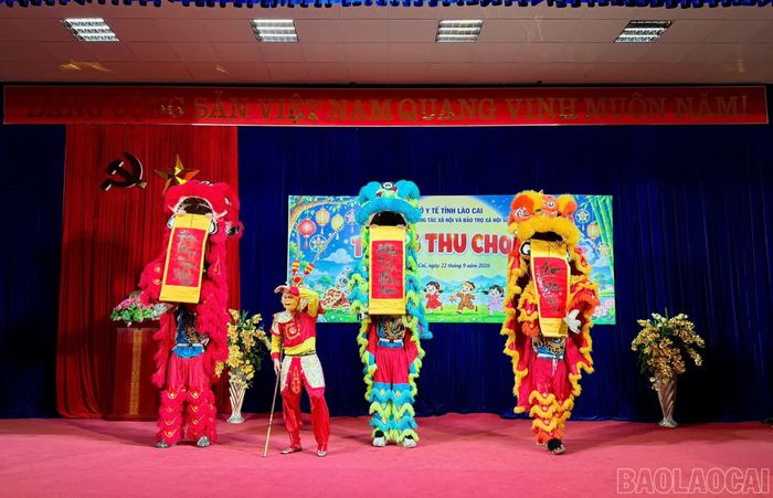 Màn múa lân mang đến không khí vui tươi tại chương trình.