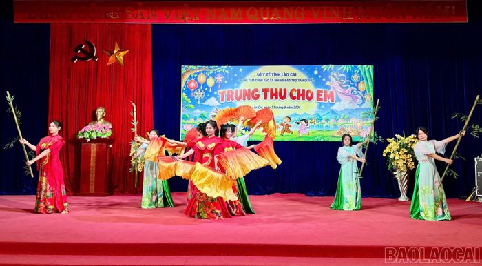 Tiết mục văn nghệ do các em đang được chăm sóc tại trung tâm biểu diễn.