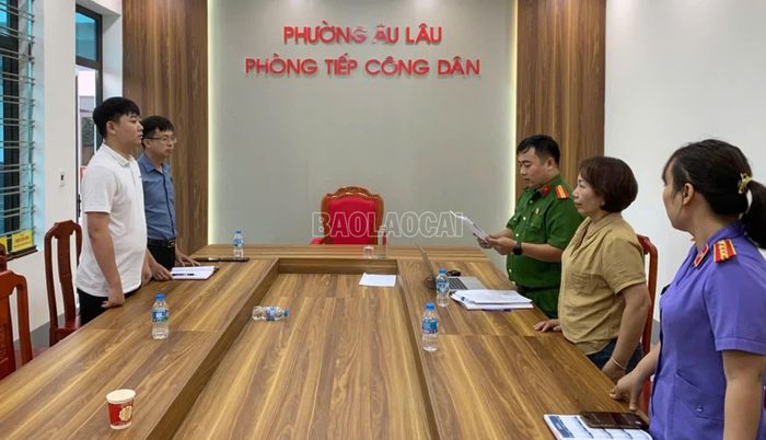 Công an tỉnh Lào Cai tống đạt quyết định và lệnh cấm đối với Lã Thị Phương Hoa.