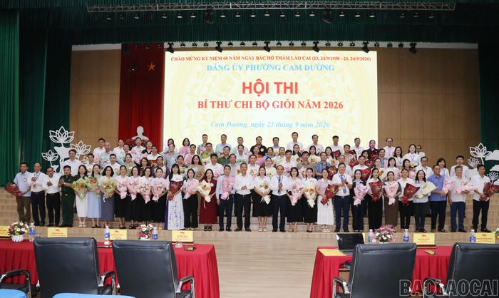 Tặng hoa các thí sinh tham gia hội thi.