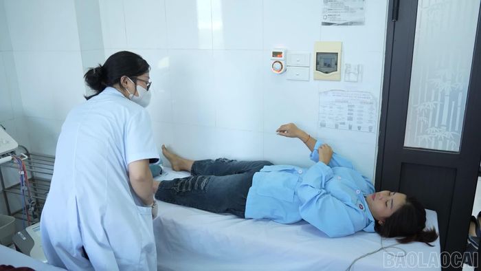 Bác sĩ thực hiện kỹ thuật điện châm điều trị.