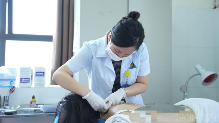 Châm cứu là phương pháp điều trị hiệu quả để kích thích hệ thần kinh, giúp giảm đau.